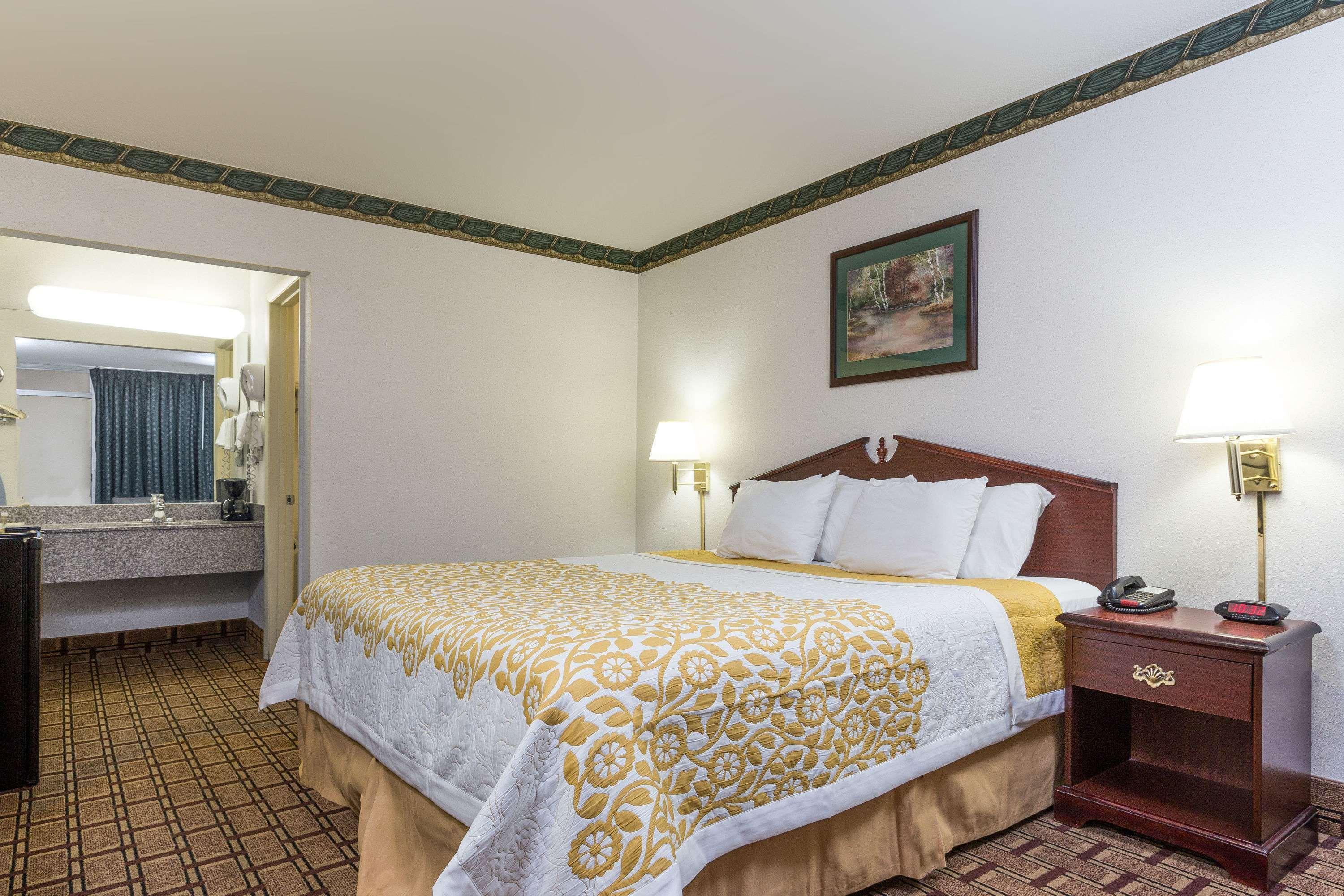 Days Inn By Wyndham Dickson Extérieur photo